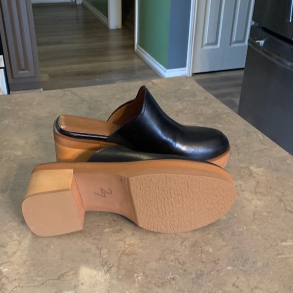 Naturalizer Black and Tan Leather Mules - Picture 4 of 5